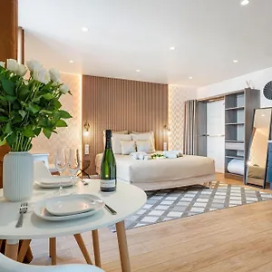 https://honey-moon-massena-luxe-room-jaccuzzi-terrasse-king-bed-ac.fr-provencehotel.com